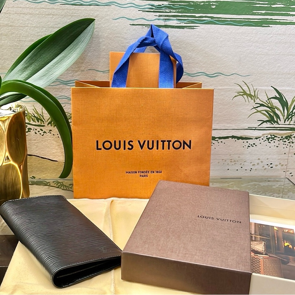 LOUIS VUITTON - NIB UNISEX Brazza Black Epi Leather Long Wallet